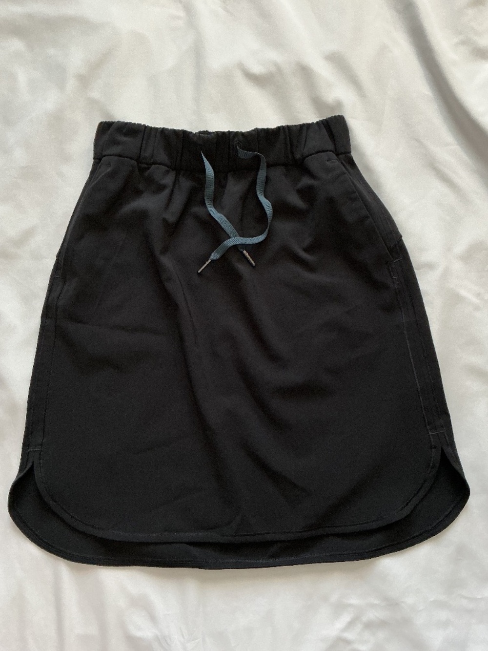 LULULEMON “ON THE FLY” SKIRT (size: 4)